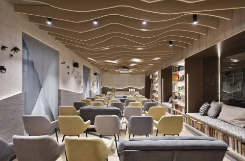 Salle de conférence avec solutions acoustiques et revêtement de sol