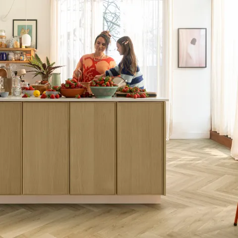 Cuisine moderne chêne clair avec sol Quick-Step alphavinyl en chevron AVHBY40362