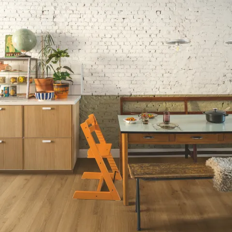 Salle à manger style industriel avec sol Quick-Step Alphavinyl en lames AVMPU40315