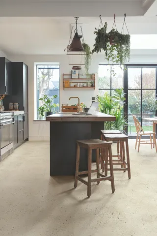 Cuisine classique avec sol Quick-Step en dalles LVT effet béton lissé AVMTU40276