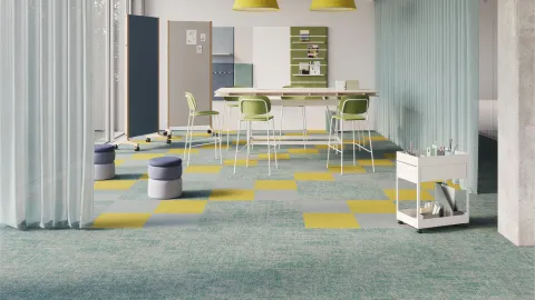 Espace de co-working ouvert en open space avec dalles moquette desso