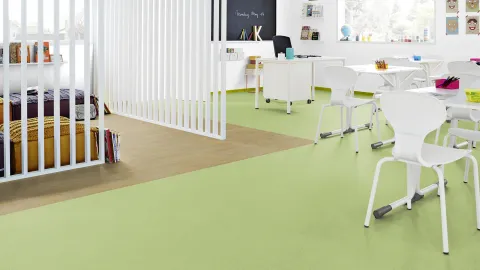 Salle de classe dans une école avec revêtement de sol Tarkett vert