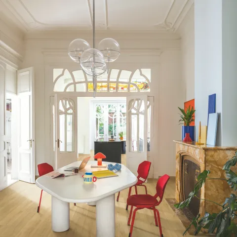Salle à manger dans une maison de maître avec sol Quick-Step SIG4762 et mobilier moderne