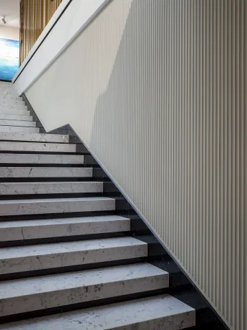 Escalier dans un bâtiment siège d'une société avec revêtement mural Orac