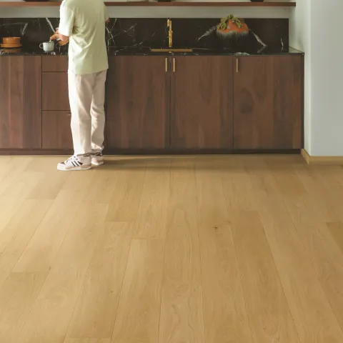 Revêtement de sol parquet Quick-Step dans une cuisine