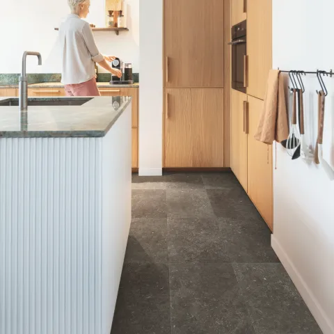 Dalles LVT Quick-Step dans une cuisine